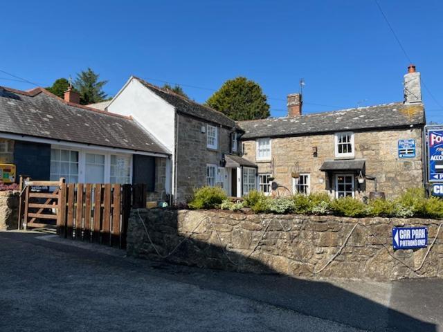The Fountain Inn Madron エクステリア 写真